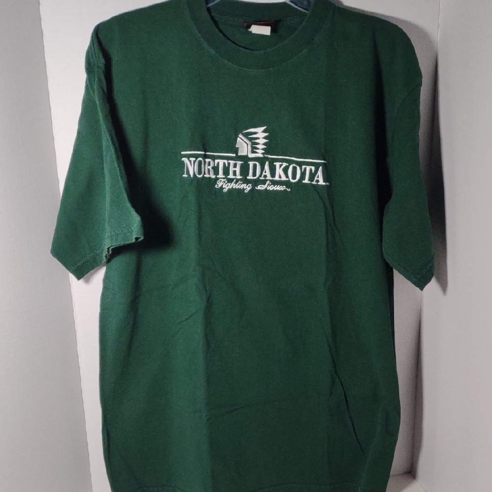 University Of North Dakota Old Logo Embrodered Fighting Sioux Green T-Shirt UND